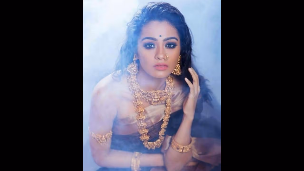 குடும்ப குத்து விளக்காக நடித்த காயத்ரியா இது?... மார்டன் உடையில் என்னமா போஸ் கொடுத்திருக்காங்க...!