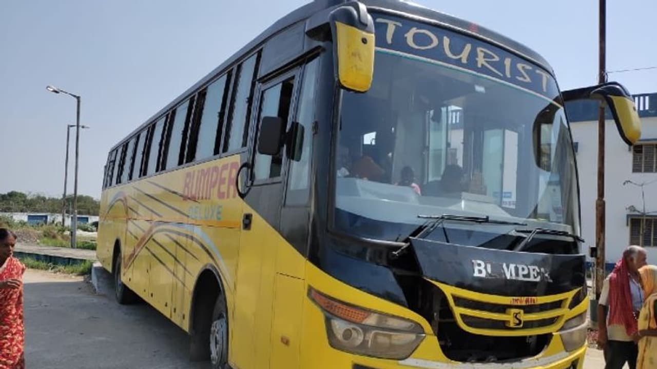 করোনা আতঙ্কের মাঝেই ফিরলেন পর্যটকরা, টুরিস্ট বাস আটকাল প্রশাসন করোনা আতঙ্কের মাঝেই ফিরলেন পর্যটকরা, টুরিস্ট বাস আটকাল প্রশাসন