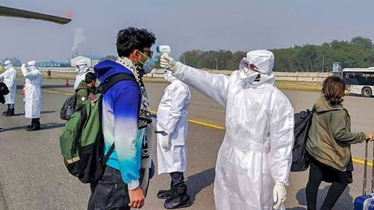 कोरोना का खौफ, प्लेन में पैसेंजर ने छींका तो खिड़की से कूद कर भाग गया पायलट कोरोना का खौफ, प्लेन में पैसेंजर ने छींका तो खिड़की से कूद कर भाग गया पायलट