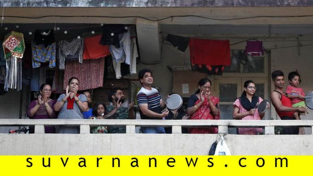 ಬೆಂಗಳೂರಲ್ಲಿ ಮೊಳಗಿದ ಘಂಟಾನಾದ, ಚಪ್ಪಾಳೆ: BSY, ದೇವೇಗೌಡರಿಂದ ಅಭಿನಂದನೆ ಬೆಂಗಳೂರಲ್ಲಿ ಮೊಳಗಿದ ಘಂಟಾನಾದ, ಚಪ್ಪಾಳೆ: BSY, ದೇವೇಗೌಡರಿಂದ ಅಭಿನಂದನೆ