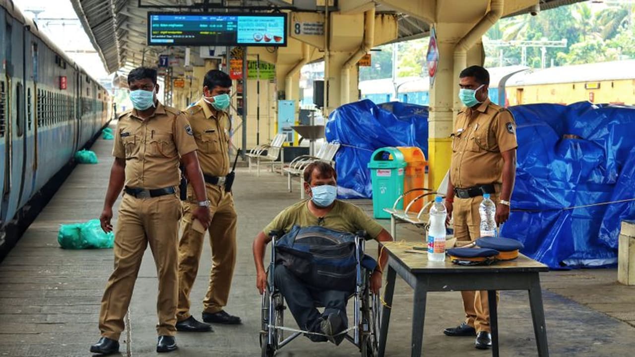 കൊവിഡ് പ്രതിരോധം: മഹാരാഷ്ട്രയിൽ ജയിലിലെ തിരക്കു കുറയ്ക്കാൻ തടവുകാരെ പുറത്തിറക്കും കൊവിഡ് പ്രതിരോധം: മഹാരാഷ്ട്രയിൽ ജയിലിലെ തിരക്കു കുറയ്ക്കാൻ തടവുകാരെ പുറത്തിറക്കും