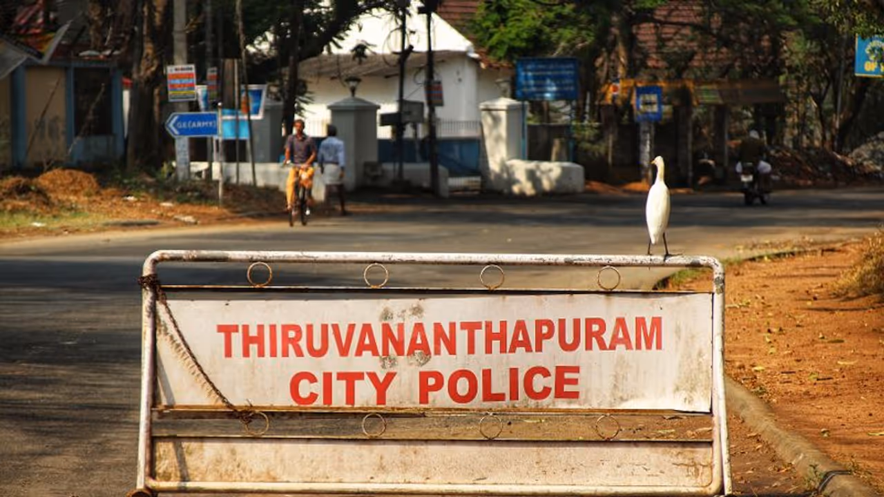 സംസ്ഥാനത്ത് ഇന്ന് മുതൽ ലോക്ക്ഡൗണിന് സമാനമായ നിയന്ത്രണങ്ങൾ; അവശ്യ സർവ്വീസുകൾക്ക് മാത്രം അനുമതി സംസ്ഥാനത്ത് ഇന്ന് മുതൽ ലോക്ക്ഡൗണിന് സമാനമായ നിയന്ത്രണങ്ങൾ; അവശ്യ സർവ്വീസുകൾക്ക് മാത്രം അനുമതി