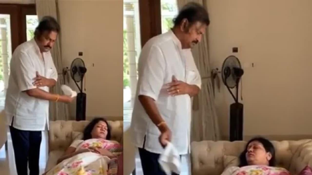 మోహన్ బాబు అయినా అంతే.. భార్య సేవలో కలెక్షన్ కింగ్ మోహన్ బాబు అయినా అంతే.. భార్య సేవలో కలెక్షన్ కింగ్