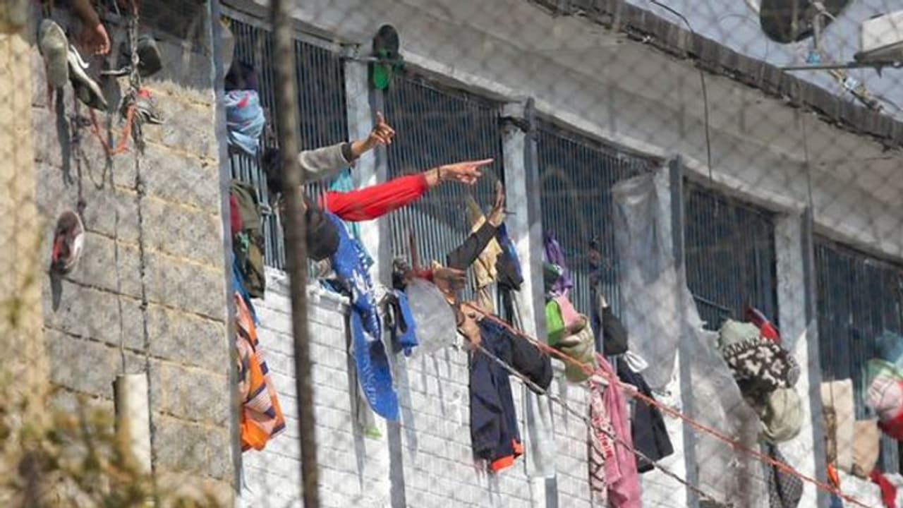 ఖైదీల్లో కరోనా ఆందోళన, జైల్లో తిరుగుబాటు: 23 మంది మృతి