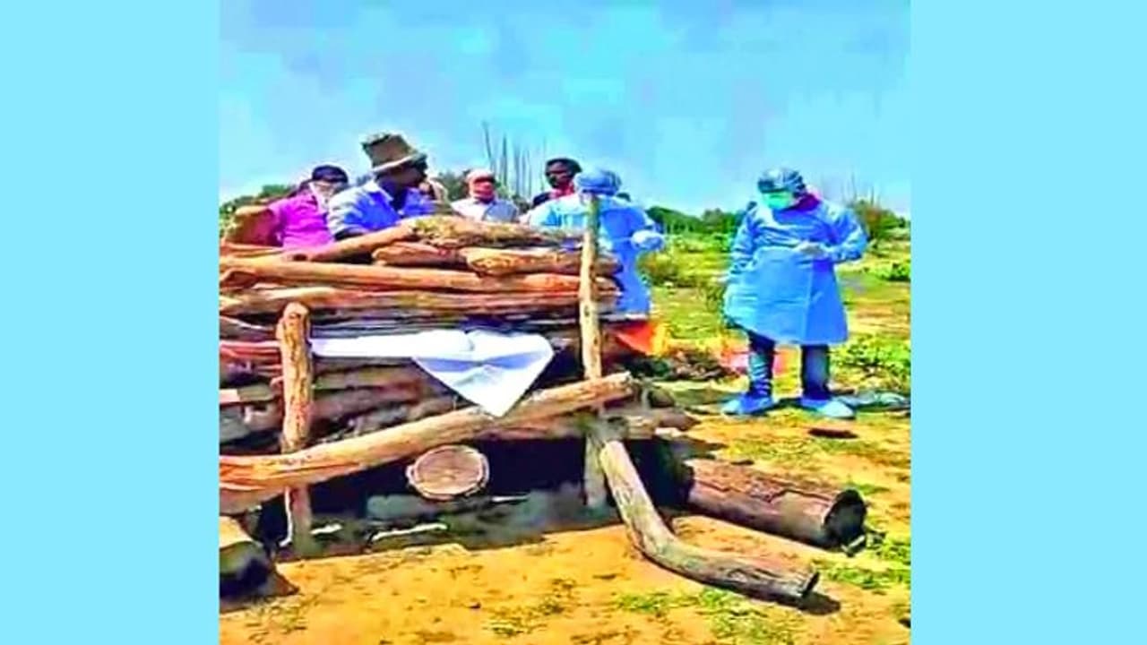 अंतिम संस्कार के लिए चिता पर रख दिया था शव, फिर कोरोना वायरस का सैंपल लेने पहुंचे लोग अंतिम संस्कार के लिए चिता पर रख दिया था शव, फिर कोरोना वायरस का सैंपल लेने पहुंचे लोग