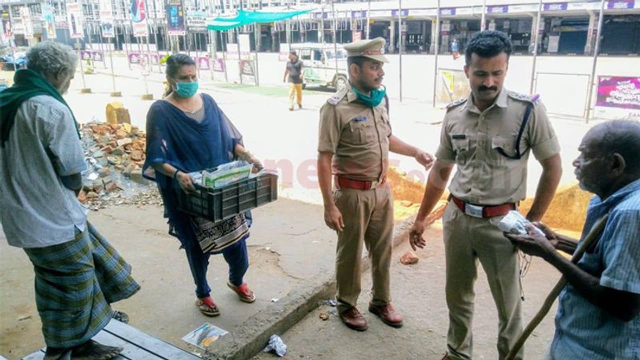 കൊവിഡ് 19; തെരുവിലെ 20 പേര്‍ക്ക് ഭക്ഷണവുമായി എസ്‌ഐ എത്തി, 'സല്യൂട്ട്' നല്‍കി തിരൂരുകാര്‍