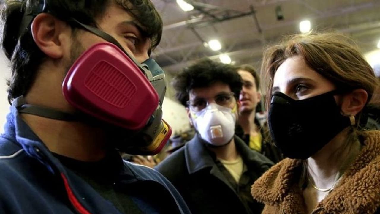 संबंधों में भी दूरी ला रहा है कोरोना, मिलने जुलने से लोग कर रहे हैं परहेज