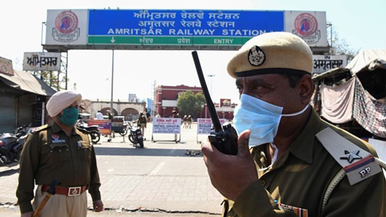 লকডাউনে কথা শুনছে না জনতা, বাগে আনতে এবার পঞ্জাবে জারি হল কারফিউ লকডাউনে কথা শুনছে না জনতা, বাগে আনতে এবার পঞ্জাবে জারি হল কারফিউ