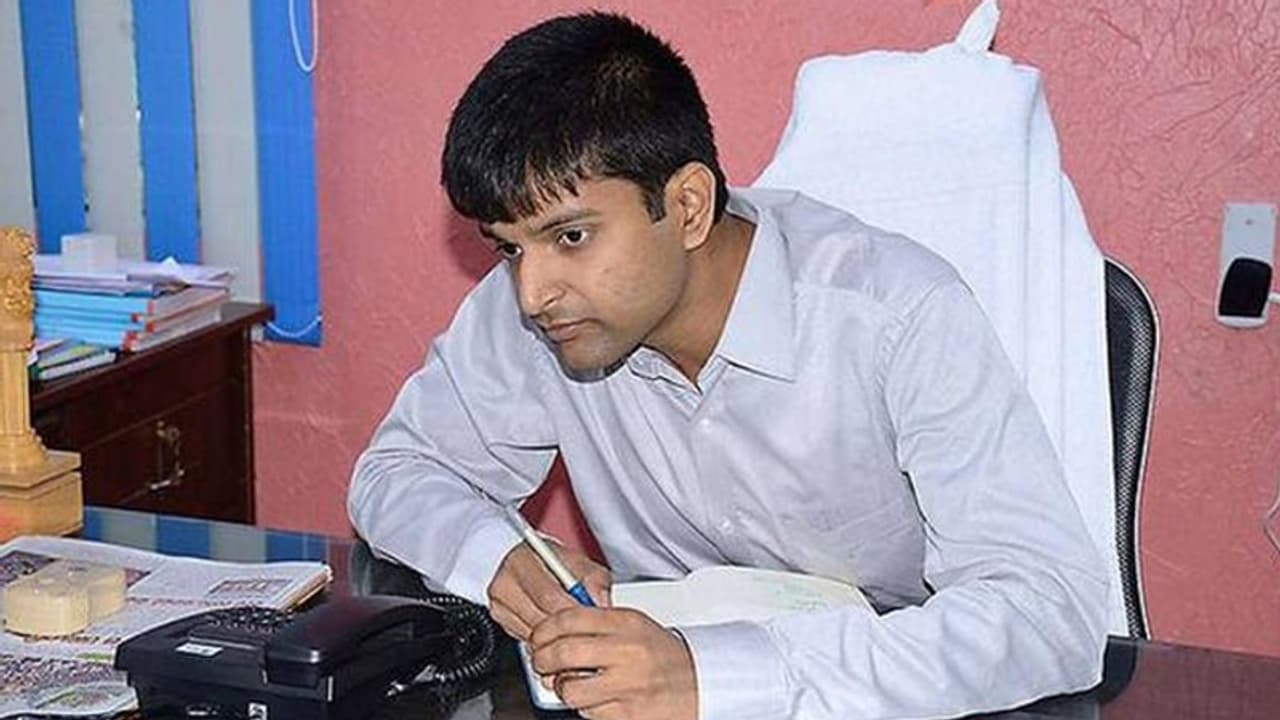 లాక్‌డౌన్‌ను పట్టించుకోని జనం, విచ్చలవిడిగా రోడ్ల మీదకు: రంగంలోకి కలెక్టర్