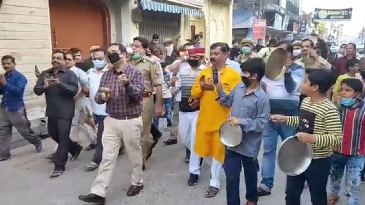 ഉത്തര്പ്രദേശില് ജനത കര്ഫ്യൂവിനിടെ ജനങ്ങളുടെ ഘോഷയാത്ര; കൂടെ എസ്പിയും ജില്ലാ മജിസ്ട്രേറ്റും, വിവാദം ഉത്തര്പ്രദേശില് ജനത കര്ഫ്യൂവിനിടെ ജനങ്ങളുടെ ഘോഷയാത്ര; കൂടെ എസ്പിയും ജില്ലാ മജിസ്ട്രേറ്റും, വിവാദം