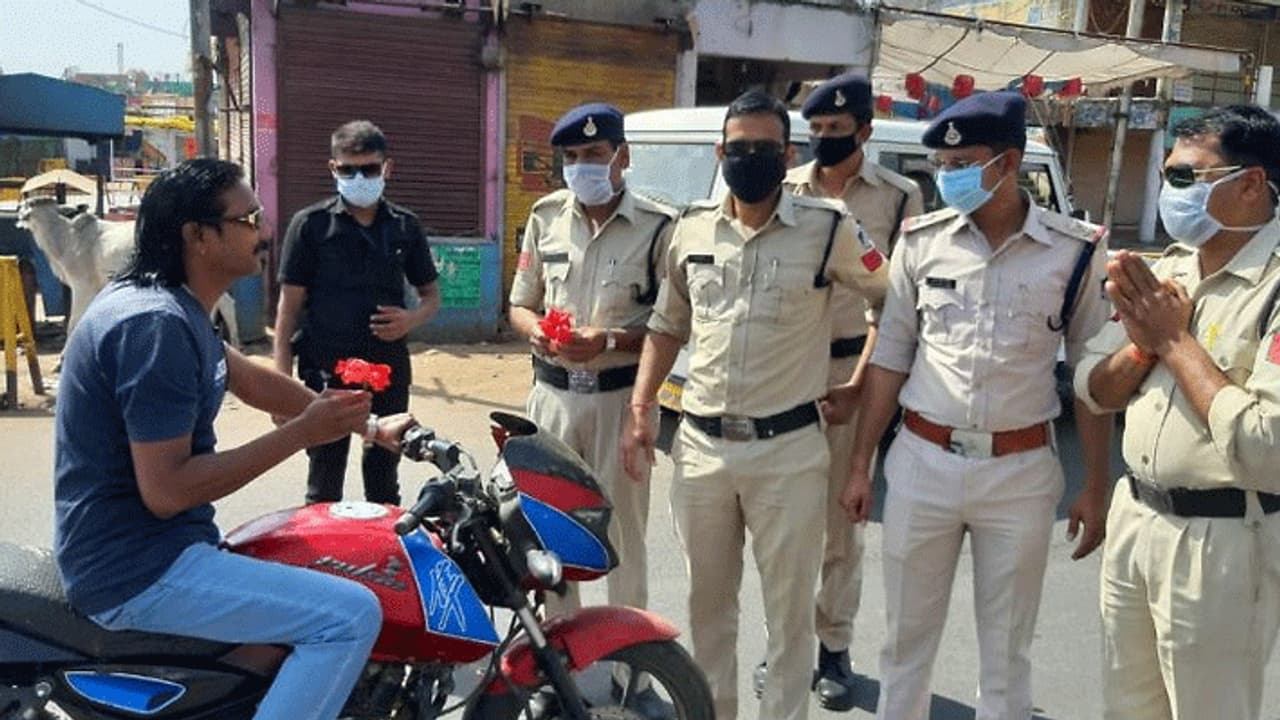 লকডাউন শুরু হলেও বাইরে ঘুরছে লোক, জমায়েত আটকাতে আরও কড়া পুলিশ প্রশাসন