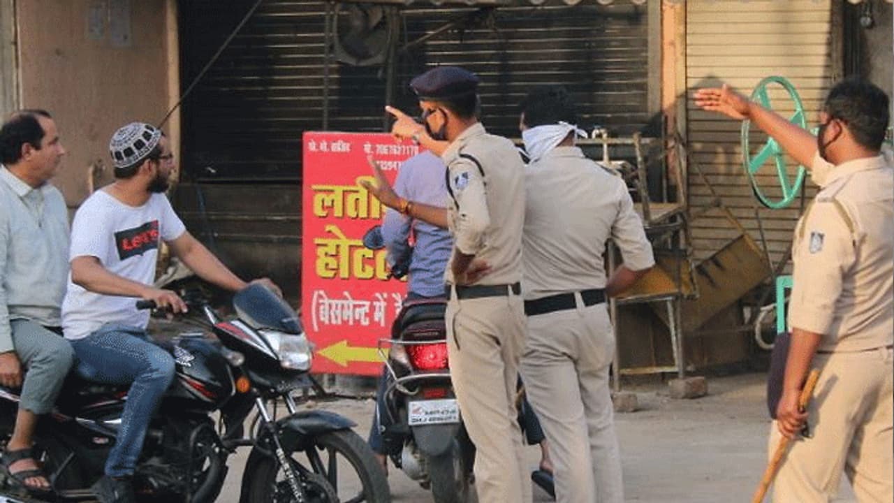 Corona Fact Check. घर से बाहर निकले तो देना पड़ेगा 11 हजार का जुर्माना, जेल में डाल देगी पुलिस Corona Fact Check. घर से बाहर निकले तो देना पड़ेगा 11 हजार का जुर्माना, जेल में डाल देगी पुलिस