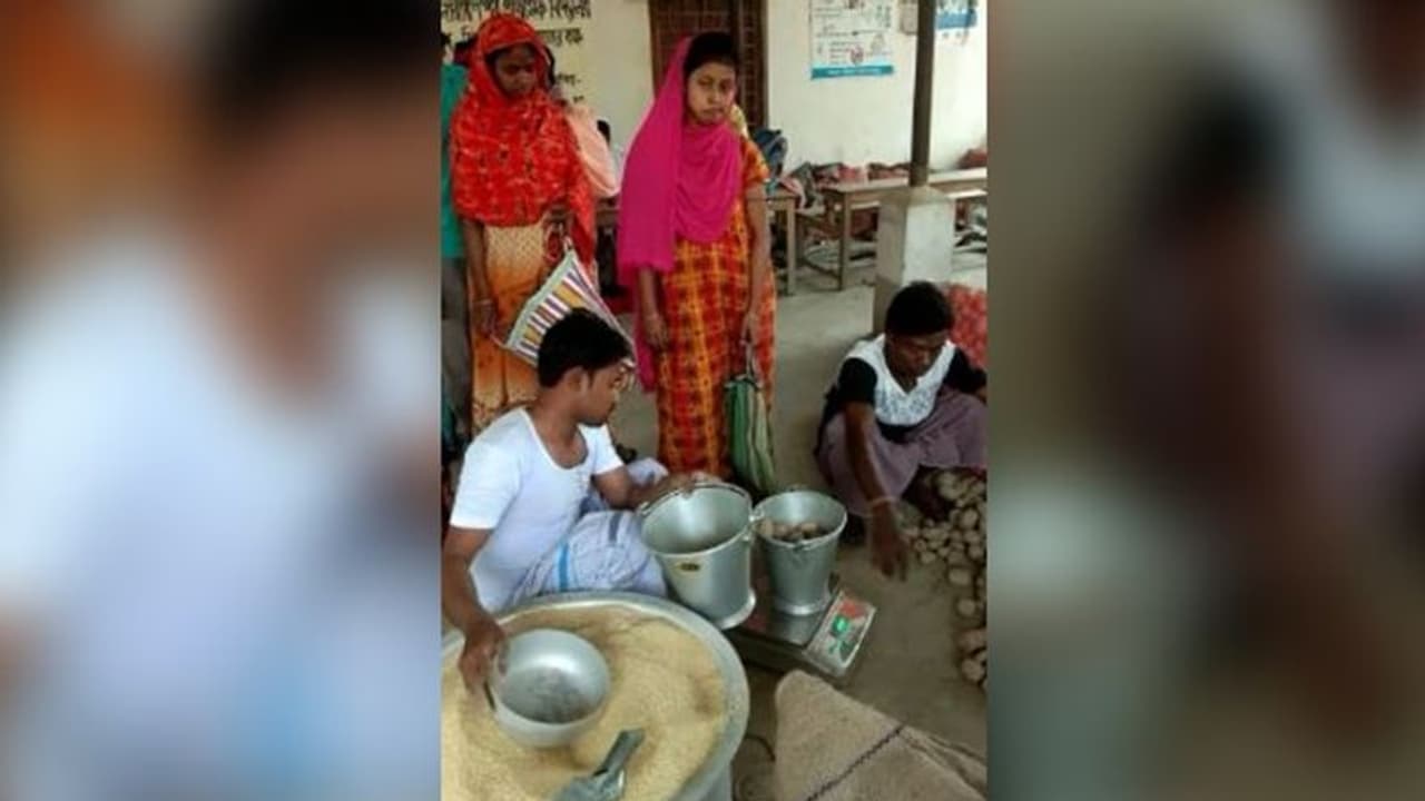 ঘরে বসেই শিক্ষার্থীরা পেল মিড ডে মিল, রাজ্য সরকারের নির্দেশে সোমবার থেকেই কাজ শুরু ঘরে বসেই শিক্ষার্থীরা পেল মিড ডে মিল, রাজ্য সরকারের নির্দেশে সোমবার থেকেই কাজ শুরু