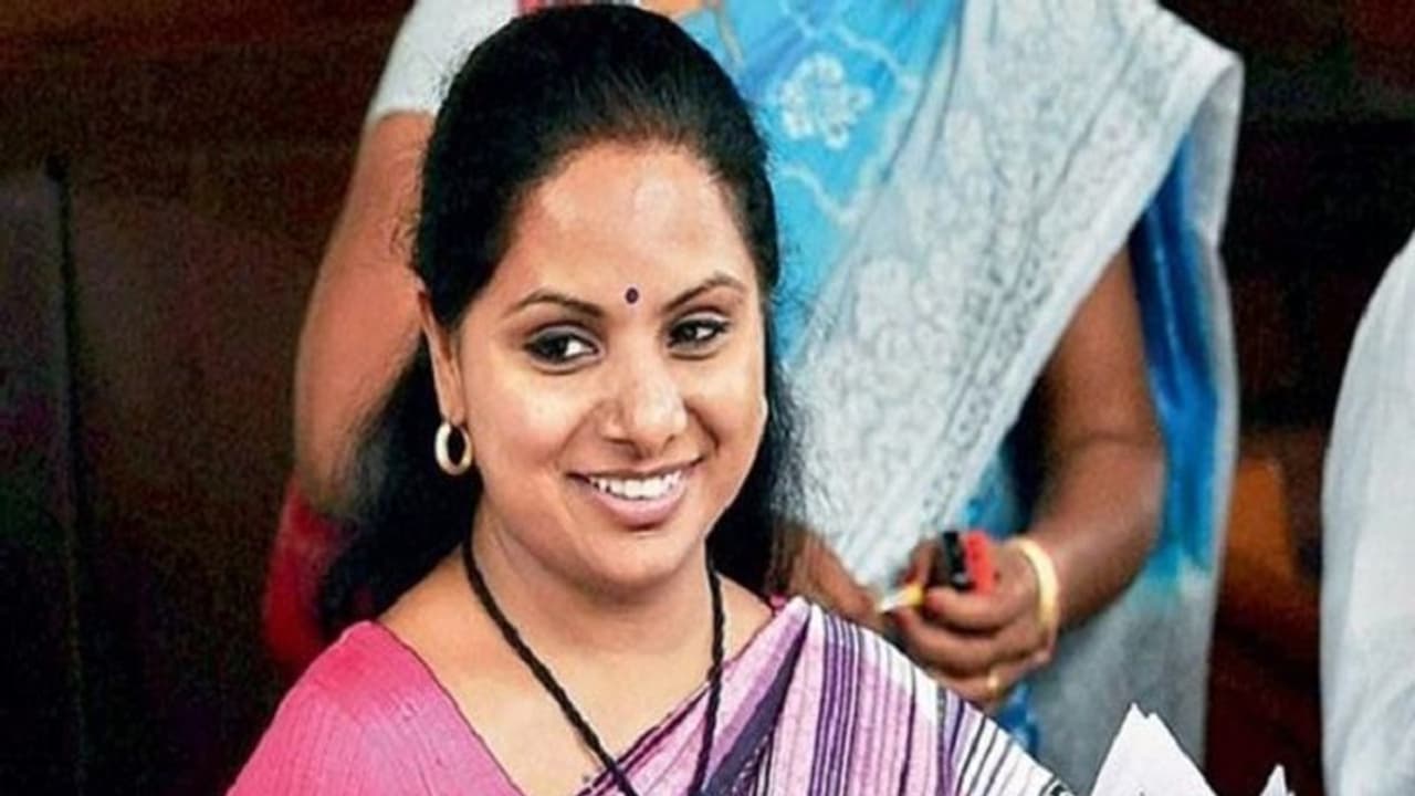 पिता सीएम दे रहे हैं घरों में रहने का आदेश और बेटी उड़ा रही है कार्यकर्ताओं के साथ दावत