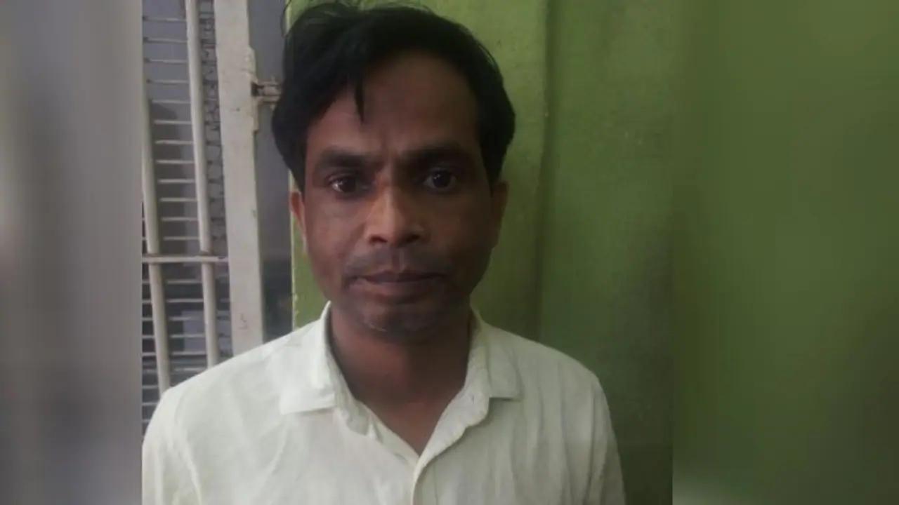 করোনার প্রতিষেধক বিক্রির নামে 'প্রতারণা', পুলিশের জালে ওষুধ ব্যবসায়ী করোনার প্রতিষেধক বিক্রির নামে 'প্রতারণা', পুলিশের জালে ওষুধ ব্যবসায়ী