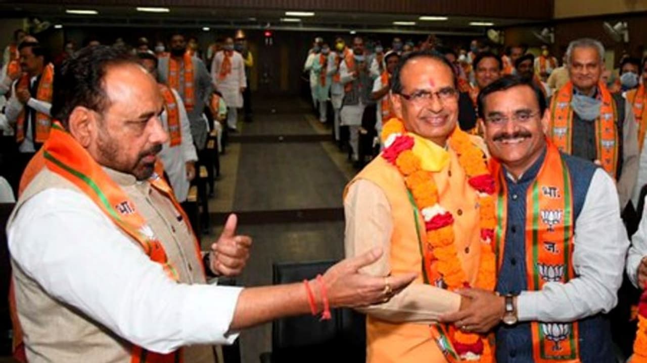 மத்திய பிரதேசத்தில் ஆட்சி அமைத்தது பாஜக..! முதல்வரானார் சிவராஜ் சிங் சௌஹான்..!