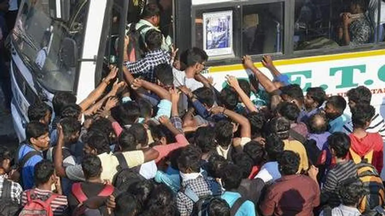 சிதைந்து போன சமூக விலகல் நோக்கம்..! கும்பல் கும்பலாக சென்னையில் இருந்து புறப்பட்ட மக்கள்..! சிதைந்து போன சமூக விலகல் நோக்கம்..! கும்பல் கும்பலாக சென்னையில் இருந்து புறப்பட்ட மக்கள்..!