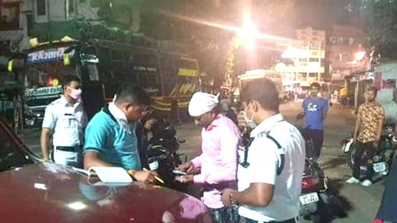 লকডাউন মানছে না অবাধ্য় কলকাতা, ঘরে ঢোকাতে গ্রেফতার ২৫৫ লকডাউন মানছে না অবাধ্য় কলকাতা, ঘরে ঢোকাতে গ্রেফতার ২৫৫