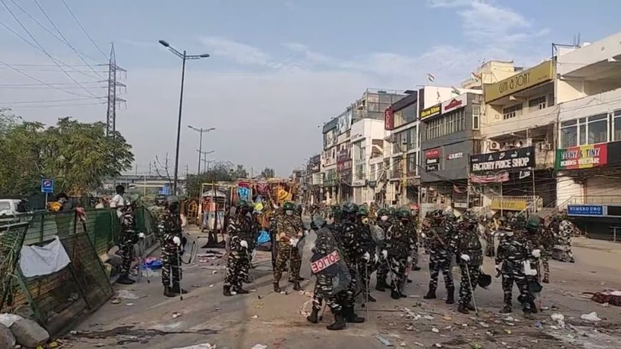 அடங்க மறுத்த ஷாகின் பாக் போராட்டக்காரர்கள்... துரத்தியடித்த போலீஸார்..! அடங்க மறுத்த ஷாகின் பாக் போராட்டக்காரர்கள்... துரத்தியடித்த போலீஸார்..!