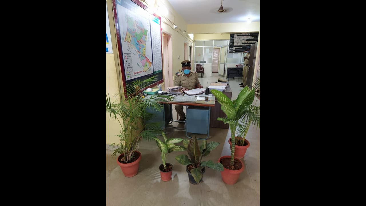 బాయ్ ఫ్రెండ్ బ్రేక్ అప్ చెప్పాడు, తేల్చుకోవాలి... అనుమతివ్వండి: పోలీస్ స్టేషన్ కి యువతీ బాయ్ ఫ్రెండ్ బ్రేక్ అప్ చెప్పాడు, తేల్చుకోవాలి... అనుమతివ్వండి: పోలీస్ స్టేషన్ కి యువతీ