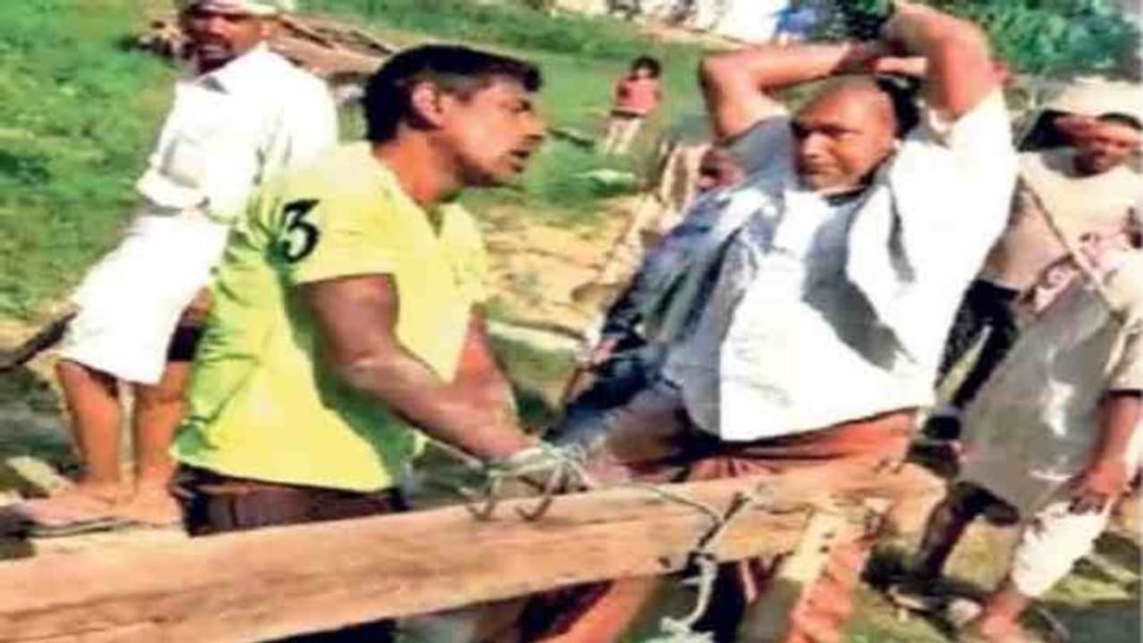 JDU MLC के भाई ने पोल से बांधकर युवक को पीटा, जूते की माला पहना गांव में घुमाया, Video वायरल JDU MLC के भाई ने पोल से बांधकर युवक को पीटा, जूते की माला पहना गांव में घुमाया, Video वायरल