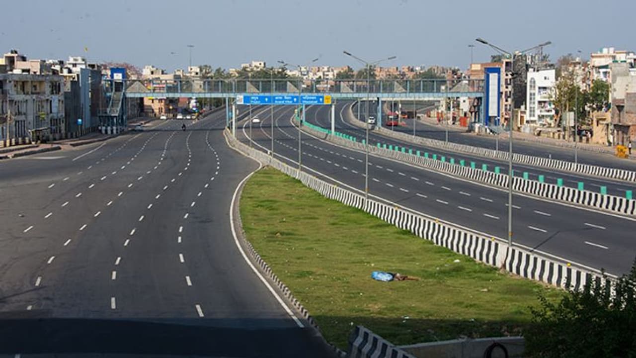 కరోనా ఎఫెక్ట్: కరీంనగర్‌ రోడ్లపై బారికేడ్లు