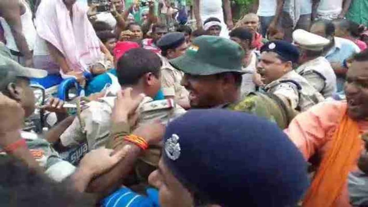 14 दिनों से गायब था डीलर का बेटा, सड़ी गली हालत में मिली लाश, लॉकडाउन में भी जमकर बवाल 14 दिनों से गायब था डीलर का बेटा, सड़ी गली हालत में मिली लाश, लॉकडाउन में भी जमकर बवाल