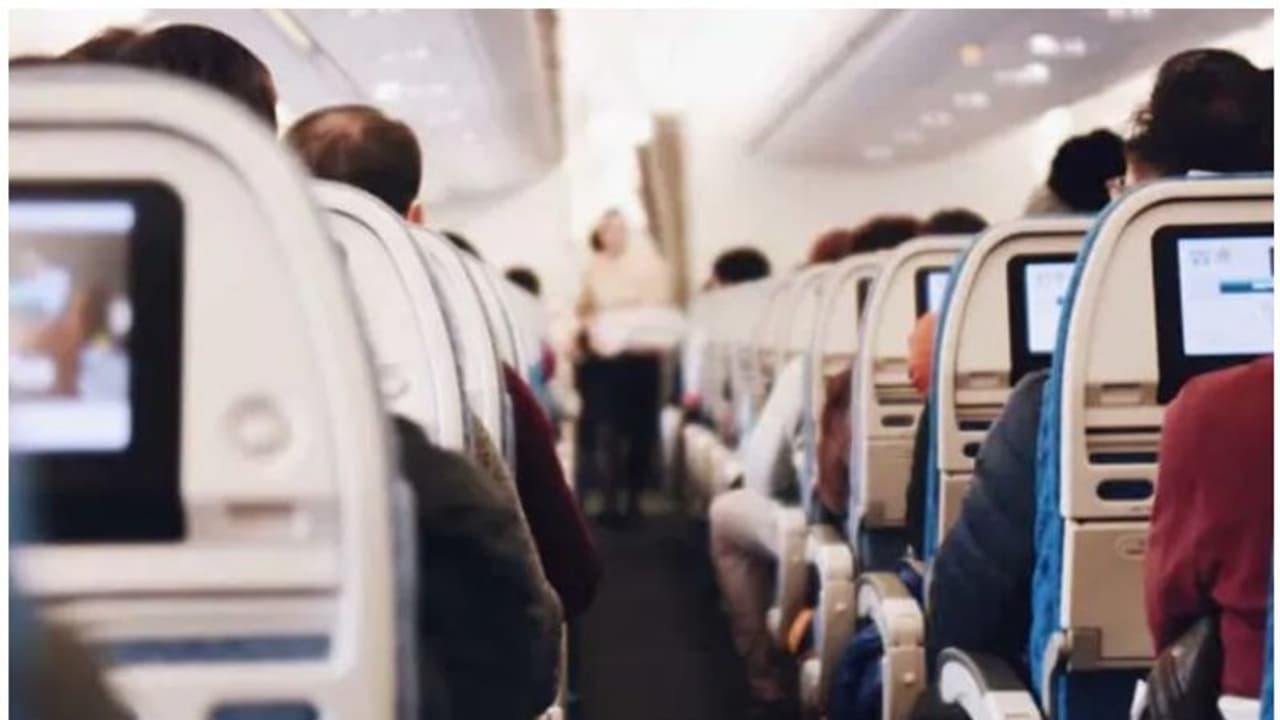 വിമാനത്താവളത്തില് സ്ത്രീകളെയും വൃദ്ധരെയും നോക്കി വയ്ക്കും, പിന്നെ മോഷണം; ഒടുവില് ഗസ്റ്റ് ഹൗസ് ഉടമ പിടിയില് വിമാനത്താവളത്തില് സ്ത്രീകളെയും വൃദ്ധരെയും നോക്കി വയ്ക്കും, പിന്നെ മോഷണം; ഒടുവില് ഗസ്റ്റ് ഹൗസ് ഉടമ പിടിയില്