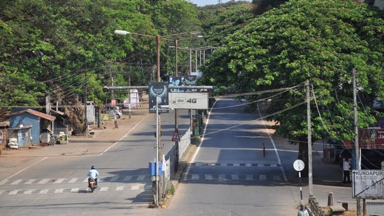 అవసరమైతే కర్ఫ్యూ విధించండి: రాష్ట్రాలకు కేంద్రం సూచన అవసరమైతే కర్ఫ్యూ విధించండి: రాష్ట్రాలకు కేంద్రం సూచన