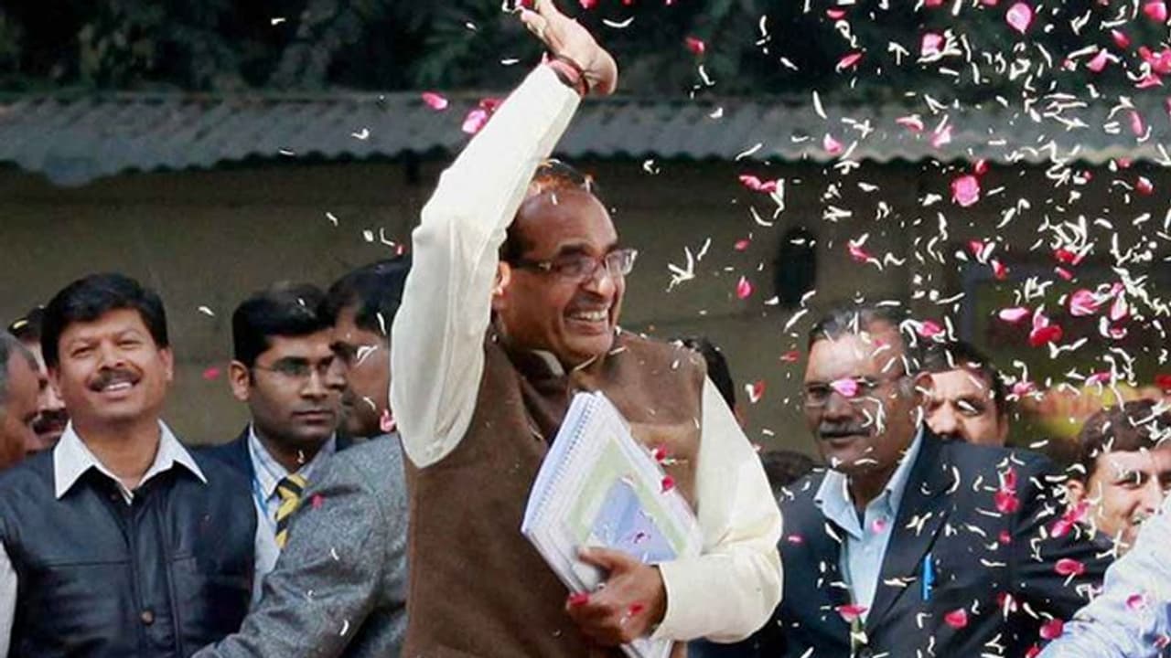 शिवराज सिंह ने जीता विश्वासमत, सदन से गायब रहे कांग्रेसी विधायक, सपा और बसपा ने भी दिया समर्थन शिवराज सिंह ने जीता विश्वासमत, सदन से गायब रहे कांग्रेसी विधायक, सपा और बसपा ने भी दिया समर्थन