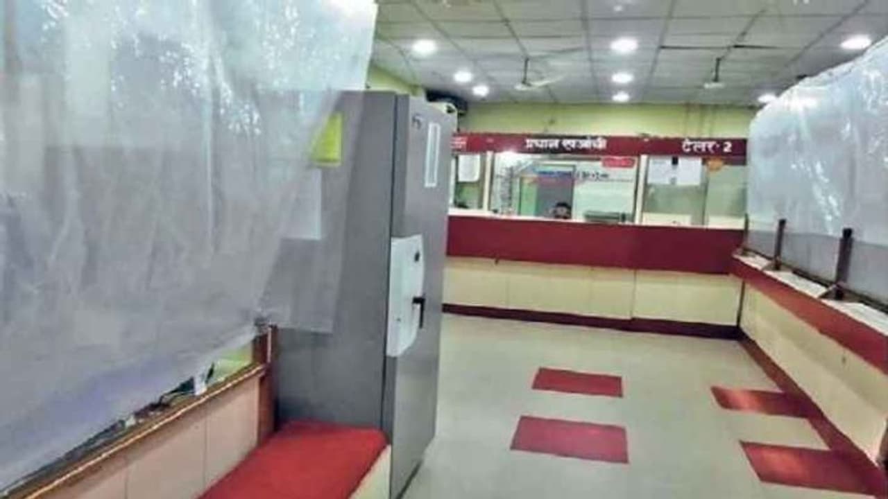 कोरोना वायरस से बचाव के लिए बैंक मैनेजर ने निकाला नायाब तरीका, लोग कर रहे हैं तारीफ कोरोना वायरस से बचाव के लिए बैंक मैनेजर ने निकाला नायाब तरीका, लोग कर रहे हैं तारीफ