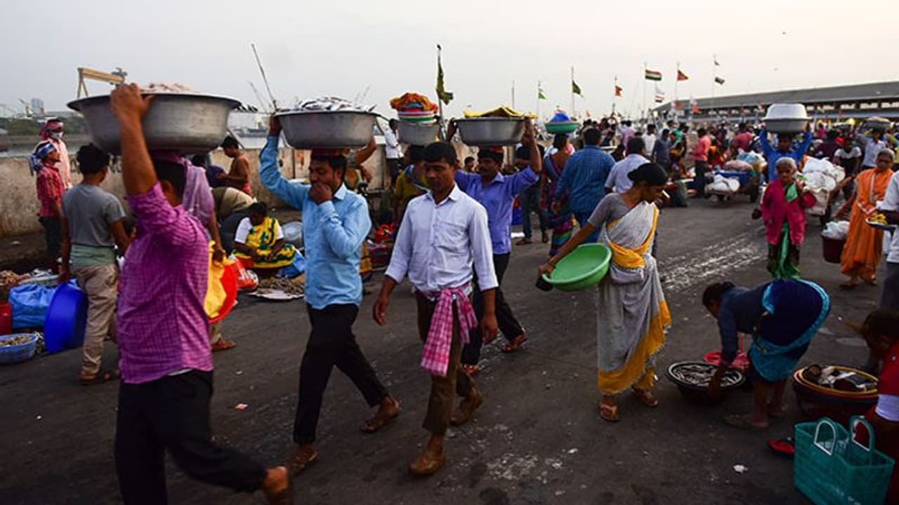 ലോക്ക് ഡൗൺ: അവശ്യവസ്തുക്കൾക്ക് ക്ഷാമമുണ്ടാകില്ലെന്ന് ജനങ്ങളെ ബോധ്യപ്പെടുത്തണം; സംസ്ഥാനങ്ങളോട് കേന്ദ്രം