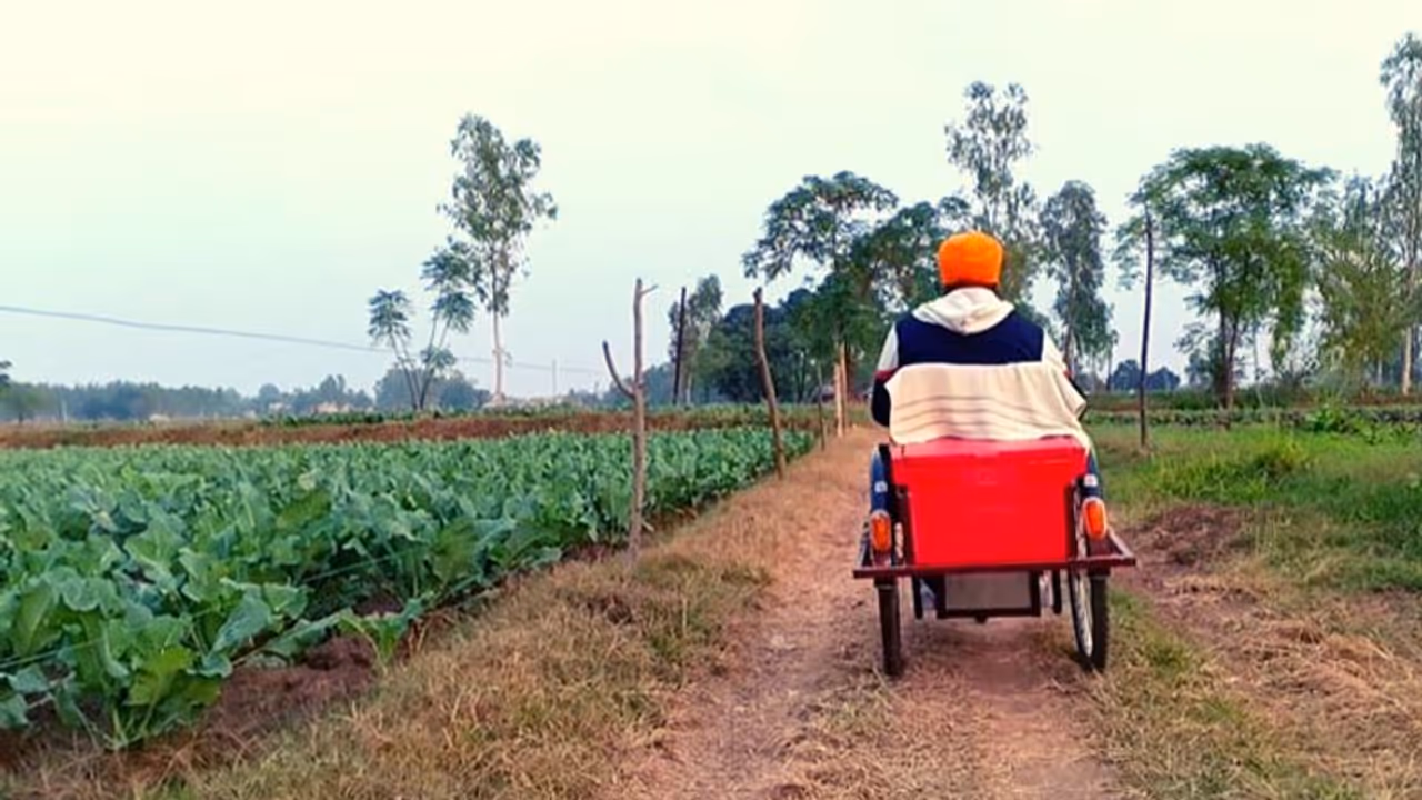 ബൈക്കപകടത്തില് ഗുരുതരമായി പരിക്കേറ്റു, അരയ്ക്ക് താഴെ ചലനശേഷിയില്ലാതായി, പക്ഷേ ഈ കര്ഷകന്റെ ജീവിതം മാതൃകയാണ് ബൈക്കപകടത്തില് ഗുരുതരമായി പരിക്കേറ്റു, അരയ്ക്ക് താഴെ ചലനശേഷിയില്ലാതായി, പക്ഷേ ഈ കര്ഷകന്റെ ജീവിതം മാതൃകയാണ്