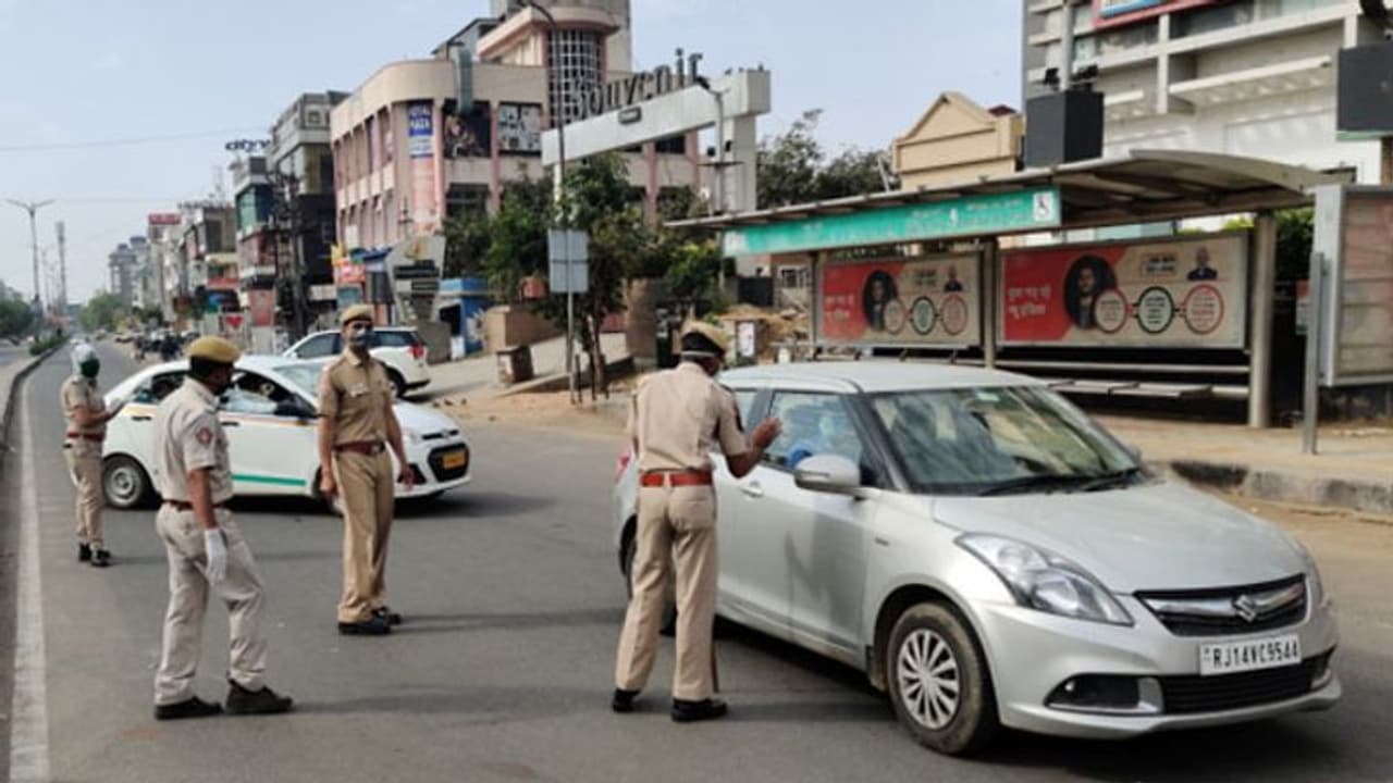 രാത്രി കർഫ്യുവിൽ ഇളവുമായി കേന്ദ്രം; ബസ് യാത്രയ്ക്ക് വിലക്കില്ല രാത്രി കർഫ്യുവിൽ ഇളവുമായി കേന്ദ്രം; ബസ് യാത്രയ്ക്ക് വിലക്കില്ല