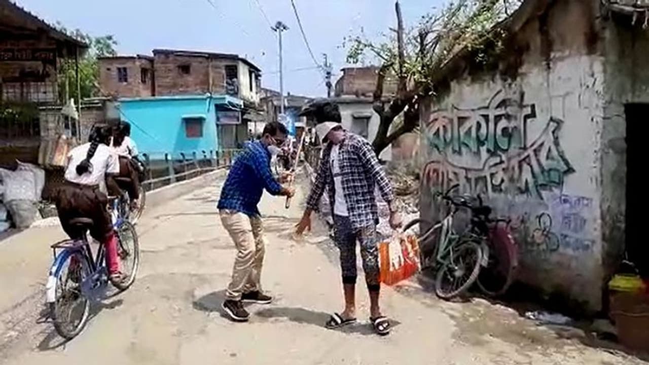 কার লাঠির মারে মৃত্যু, তরজা তুঙ্গে, পুলিশের প্রশংসায় পঞ্চমুখ একদল কার লাঠির মারে মৃত্যু, তরজা তুঙ্গে, পুলিশের প্রশংসায় পঞ্চমুখ একদল