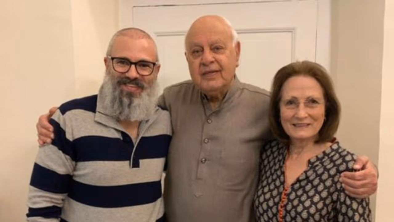 মুক্তির পরই বললেন 'অপরাধ করছি', ২৩২ দিন পর দ্বিপ্রাহরিক ভোজে একসঙ্গে আবদুল্লা পরিবার মুক্তির পরই বললেন 'অপরাধ করছি', ২৩২ দিন পর দ্বিপ্রাহরিক ভোজে একসঙ্গে আবদুল্লা পরিবার