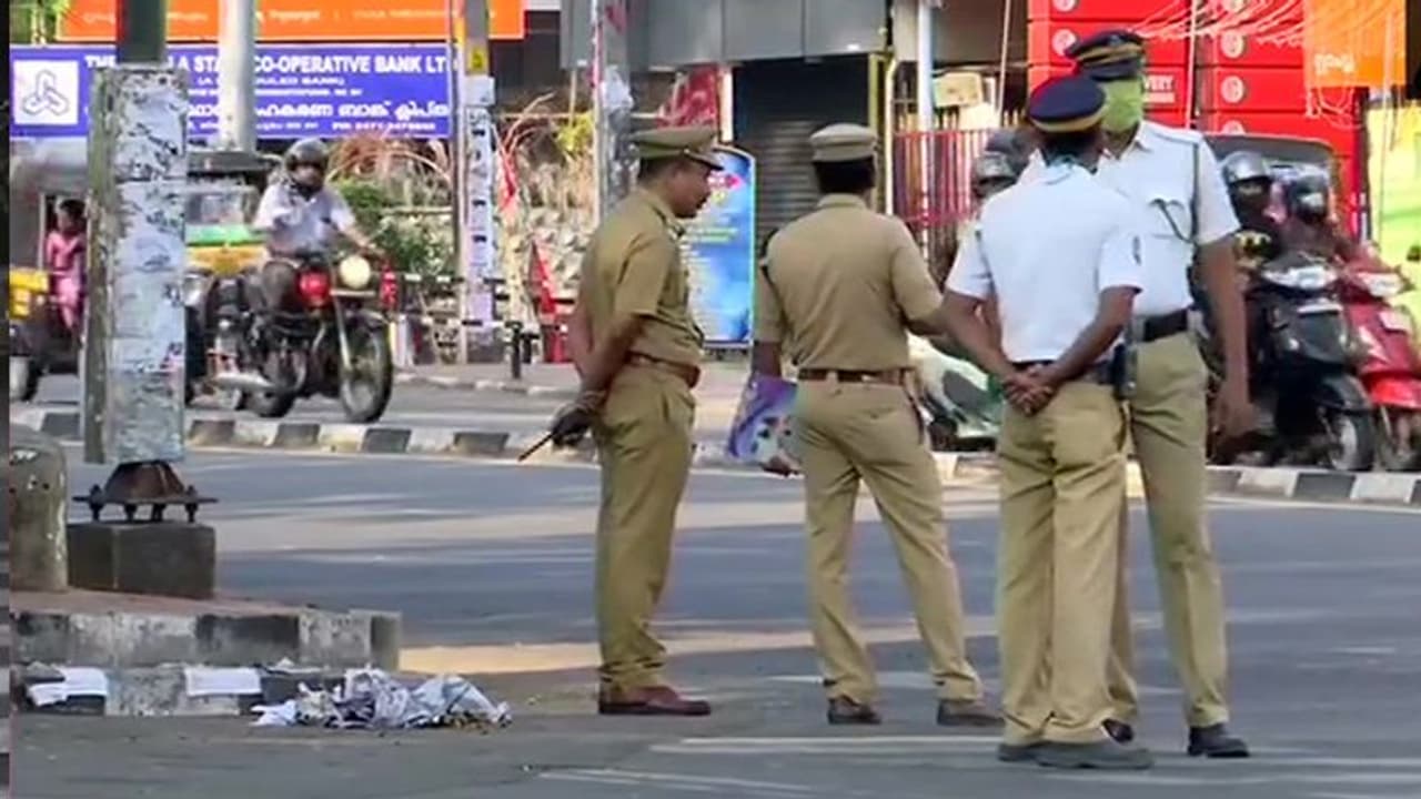 ലോക്ക്ഡൗണ് പാലിക്കാതെ നിസ്കാരം: മലപ്പുറത്ത് ബദ്രയ്യ മസ്ജിദിനെതിരെ കേസെടുത്തു ലോക്ക്ഡൗണ് പാലിക്കാതെ നിസ്കാരം: മലപ്പുറത്ത് ബദ്രയ്യ മസ്ജിദിനെതിരെ കേസെടുത്തു