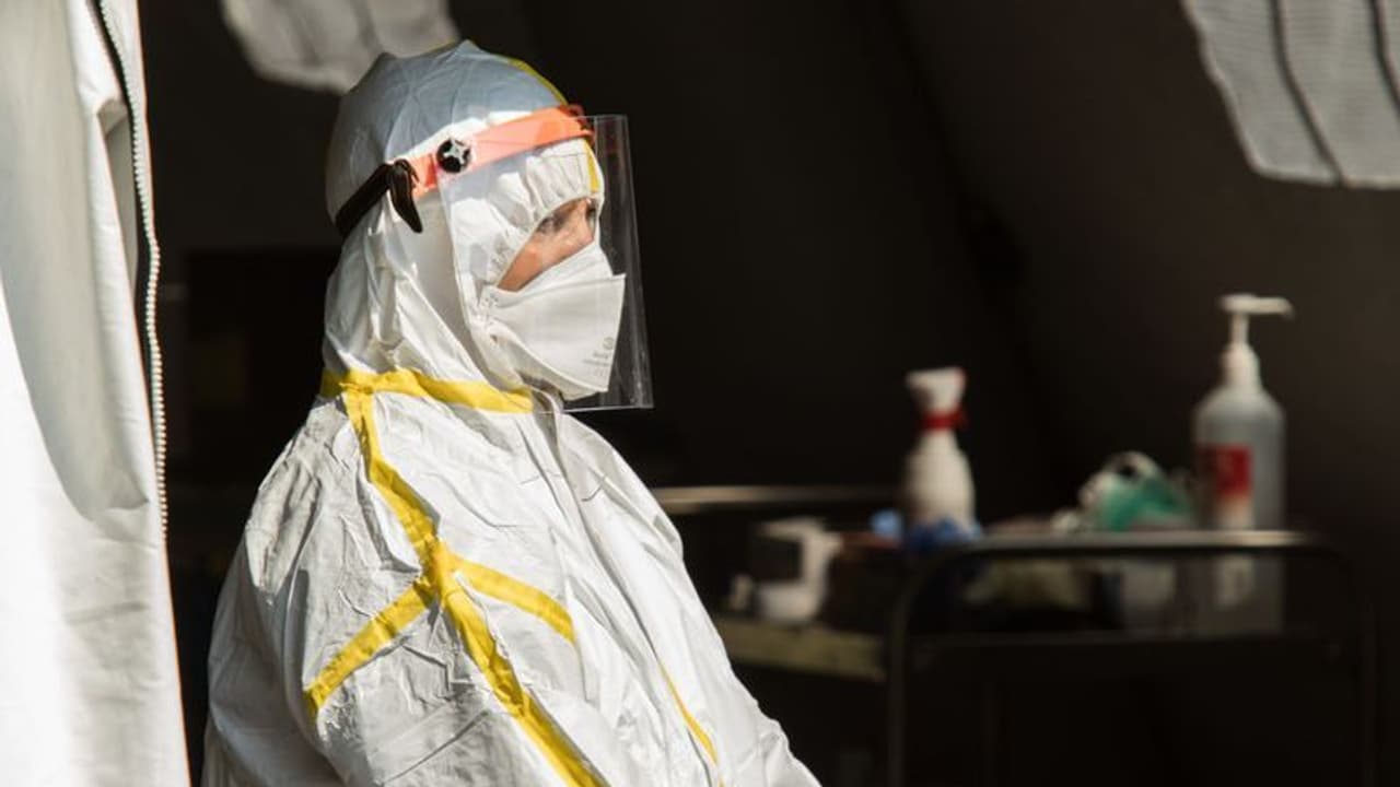 ಮನೆಯಲ್ಲೇ ಕೊರೋನಾ ಔಷಧಿ ಮಾಡಿಕೊಂಡು ಪತಿ ಸಾವು, ಪತ್ನಿ ಆಸ್ಪತ್ರೆಗೆ!