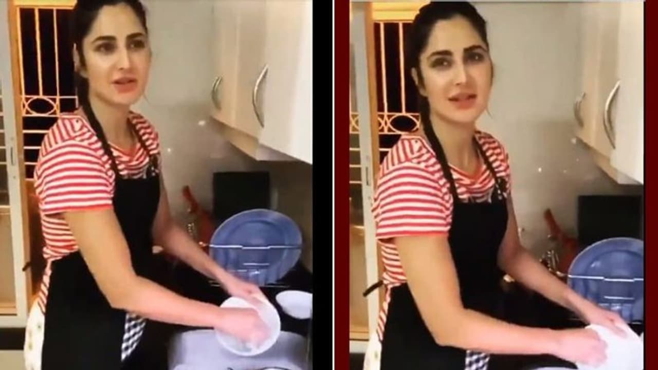 বাড়ির পরিচারিকাদের ছুটি, করোনা সংক্রমণ ঠেকাতে নিজেই বাসন মাজলেন ক্যাটরিনা বাড়ির পরিচারিকাদের ছুটি, করোনা সংক্রমণ ঠেকাতে নিজেই বাসন মাজলেন ক্যাটরিনা