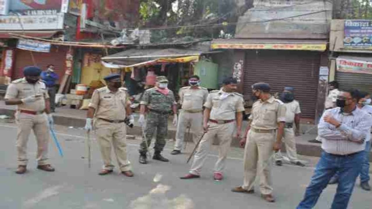 कोरोना के संदिग्धों को पुलिस ने खदेड़कर पकड़ा, 6 को भेजा अस्पताल, एक को किया 'घरबंद' कोरोना के संदिग्धों को पुलिस ने खदेड़कर पकड़ा, 6 को भेजा अस्पताल, एक को किया 'घरबंद'