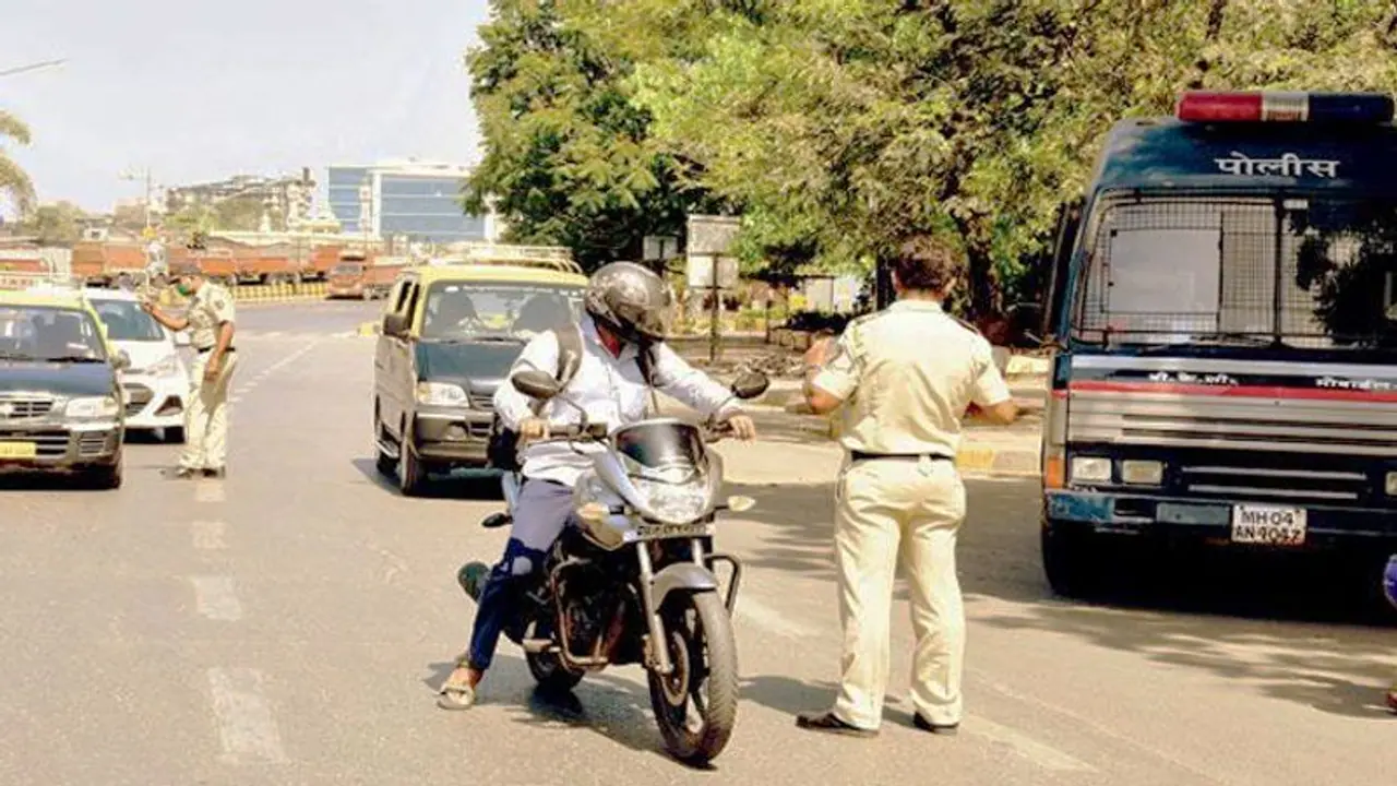 मुम्बई में कर्फ्यू का उल्लंघन करने पर 100 से अधिक मामले दर्ज, 6 होटलों समेत 53 दुकानों पर हुई कार्रवाई मुम्बई में कर्फ्यू का उल्लंघन करने पर 100 से अधिक मामले दर्ज, 6 होटलों समेत 53 दुकानों पर हुई कार्रवाई