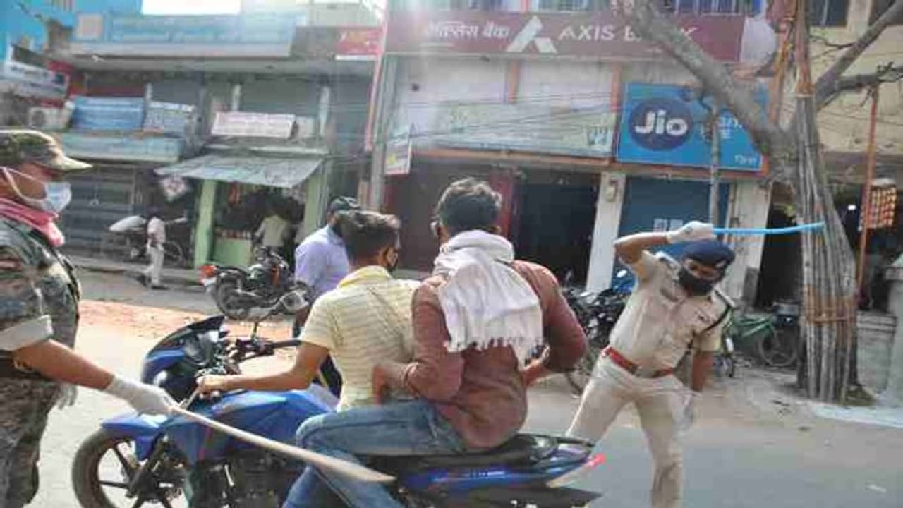 बिहार में लॉकडाउन के दूसरे दिन दिखा असर, मगर शुरू हो गई कालाबाजारी बिहार में लॉकडाउन के दूसरे दिन दिखा असर, मगर शुरू हो गई कालाबाजारी