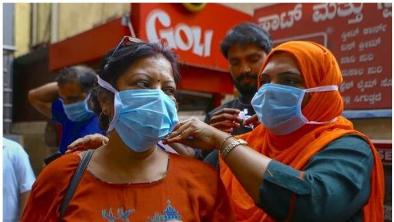 ബെംഗളൂരുവിൽ നിന്ന് പുറത്തുപോവേണ്ടവർക്ക് ഇന്ന് അർധരാത്രിവരെ സമയം, നാളെ മുതൽ നഗര അതിർത്തികൾ തുറക്കില്ല ബെംഗളൂരുവിൽ നിന്ന് പുറത്തുപോവേണ്ടവർക്ക് ഇന്ന് അർധരാത്രിവരെ സമയം, നാളെ മുതൽ നഗര അതിർത്തികൾ തുറക്കില്ല