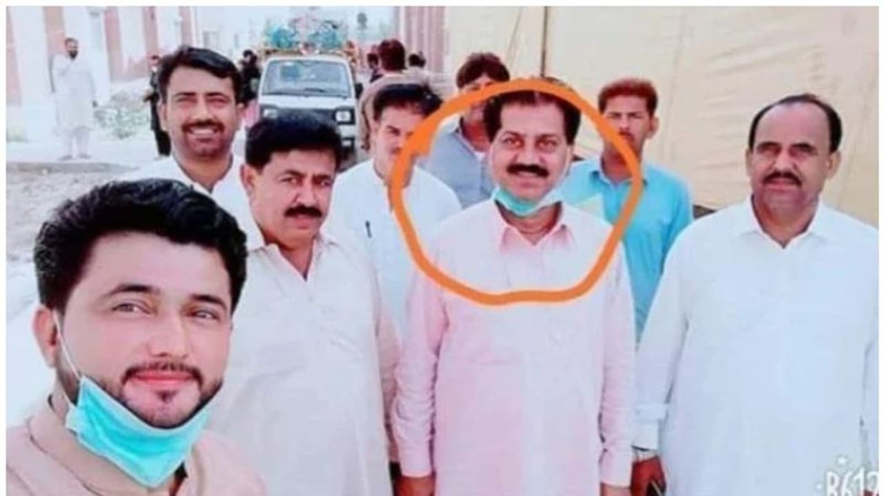 കൊവിഡ് 19 രോഗിയുമൊത്ത് സെല്‍ഫി; പാകിസ്താനില്‍ ആറ് ഉദ്യോഗസ്ഥരെ പുറത്താക്കി