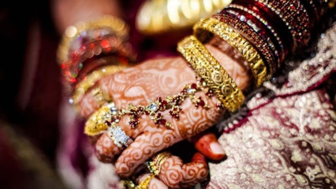 ലോക്ക് ഡൗണ് തടസമായി; വീഡിയോ കോളിലൂടെ വിവാഹം നടത്തി വധൂവരന്മാർ ! ലോക്ക് ഡൗണ് തടസമായി; വീഡിയോ കോളിലൂടെ വിവാഹം നടത്തി വധൂവരന്മാർ !