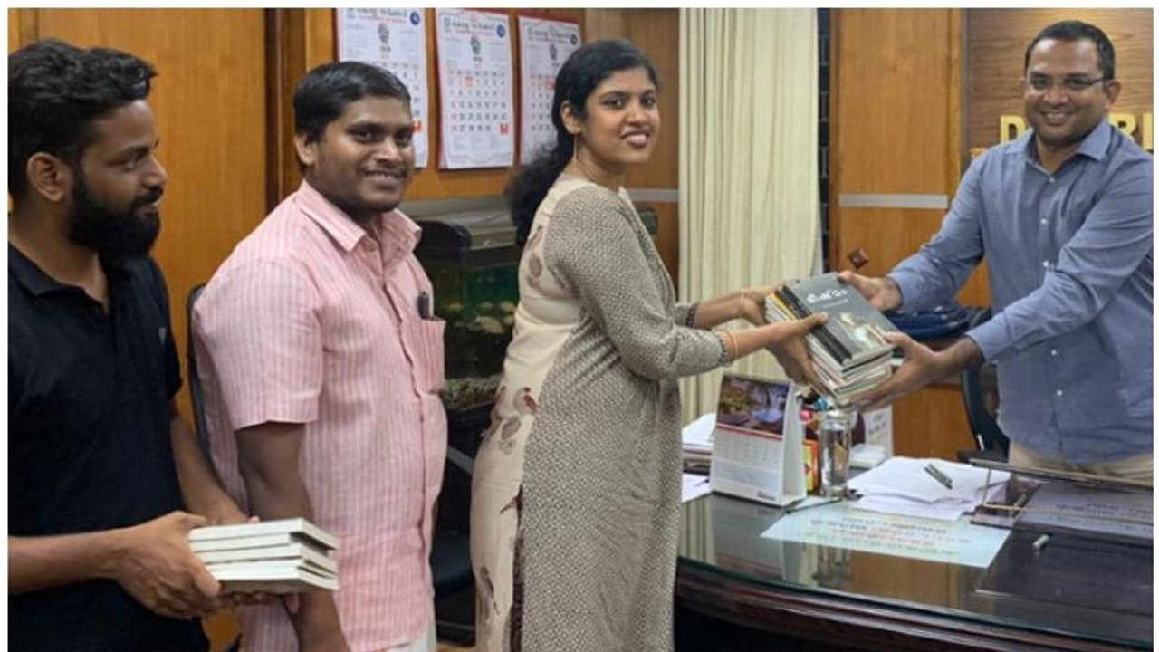 ഐസൊലേഷനിലുള്ളവര്ക്ക് സ്വാന്തനമേകാന് പുസ്തകക്കൂട്ടുമായി യുവജനകമ്മീഷന് ഐസൊലേഷനിലുള്ളവര്ക്ക് സ്വാന്തനമേകാന് പുസ്തകക്കൂട്ടുമായി യുവജനകമ്മീഷന്