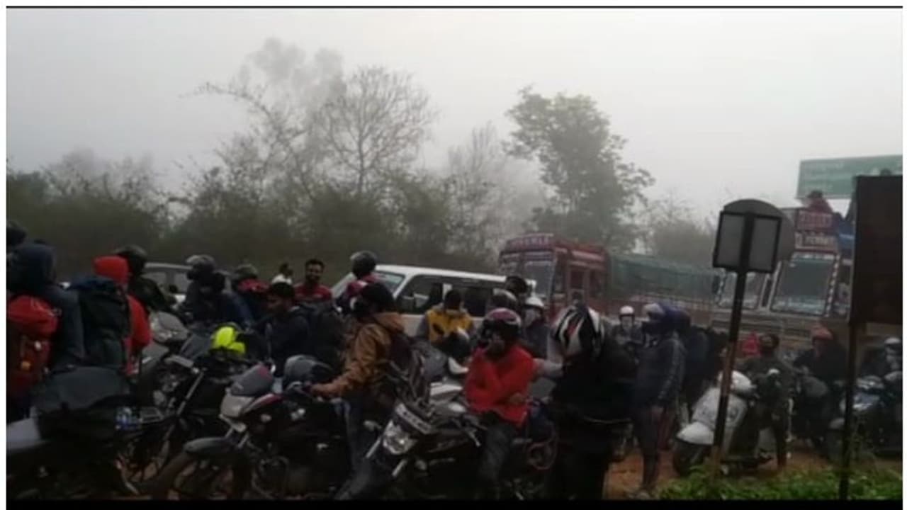 ബന്ദിപ്പൂര് ചെക്പോസ്റ്റില് 200 ലേറെ മലയാളികള് കുടുങ്ങി; കടത്തിവിടാനാവില്ലെന്ന് അധികൃതര് ബന്ദിപ്പൂര് ചെക്പോസ്റ്റില് 200 ലേറെ മലയാളികള് കുടുങ്ങി; കടത്തിവിടാനാവില്ലെന്ന് അധികൃതര്