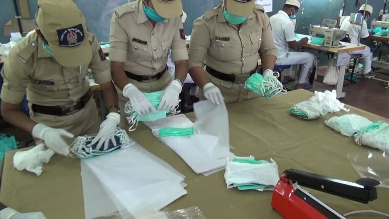 కరోనా ఎఫెక్ట్: జైళ్ల నుండి ఖైదీల విడుదల... జగన్ సర్కార్ కీలక నిర్ణయం