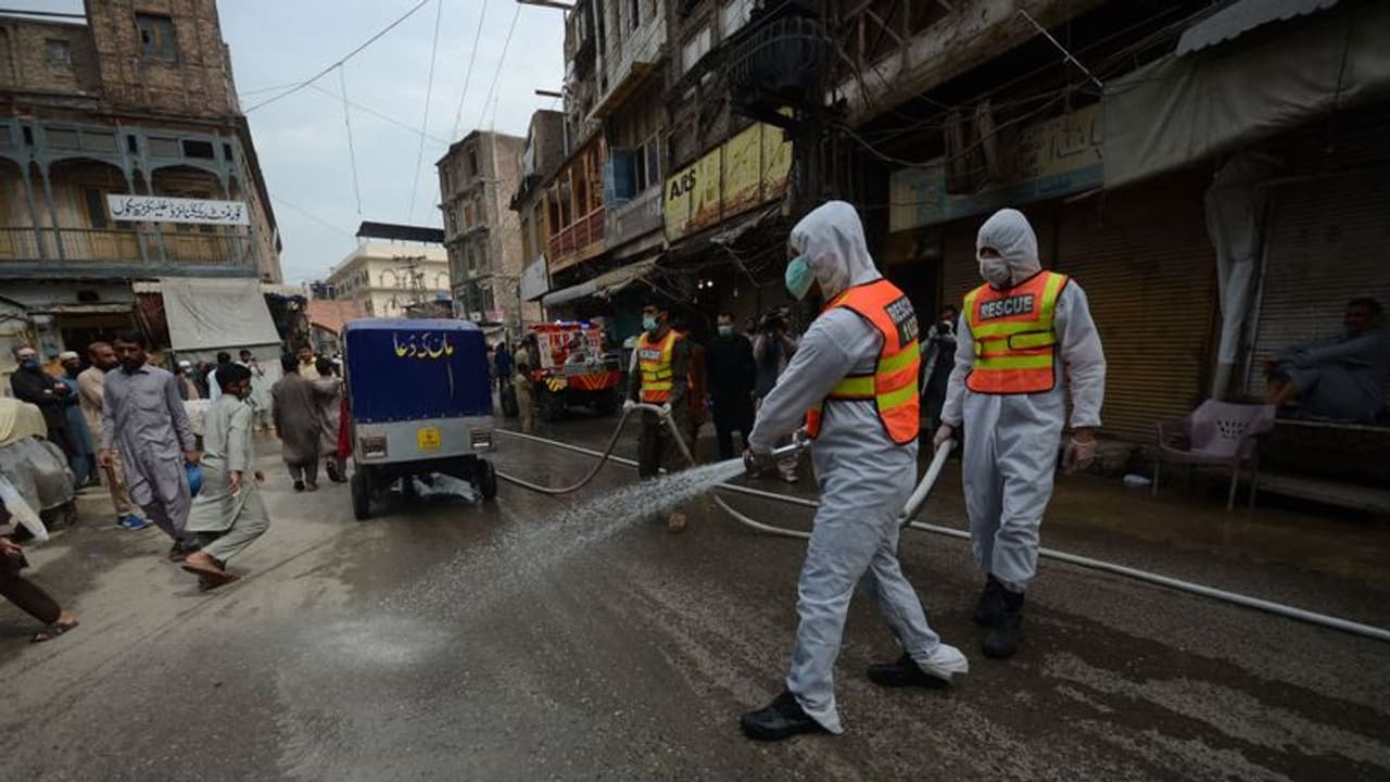 করোনায় মৃতের দেহ নিয়ে তুলকালাম, আড়াই ঘণ্টা ধরে জীবাণুমুক্ত করা হল শ্মশান করোনায় মৃতের দেহ নিয়ে তুলকালাম, আড়াই ঘণ্টা ধরে জীবাণুমুক্ত করা হল শ্মশান