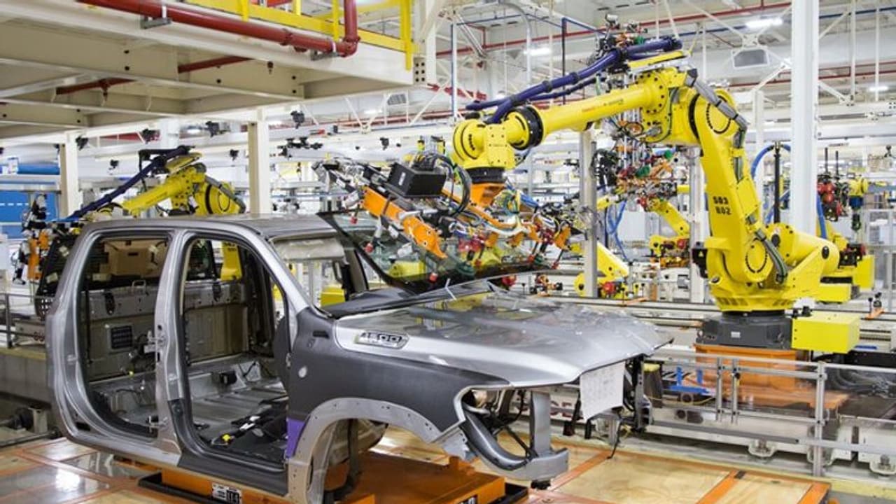 കൊവിഡ് 19; വണ്ടിക്കു പകരം മാസ്കുകള് നിര്മ്മിക്കാന് ജീപ്പ് കമ്പനി! കൊവിഡ് 19; വണ്ടിക്കു പകരം മാസ്കുകള് നിര്മ്മിക്കാന് ജീപ്പ് കമ്പനി!